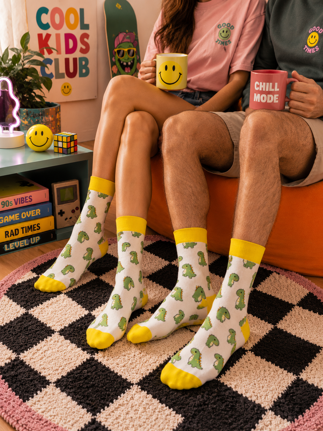 Chaussettes fantaisies avec des petits dinosaures verts. Fun et kawaii.
Cadeau idéal homme et femme 