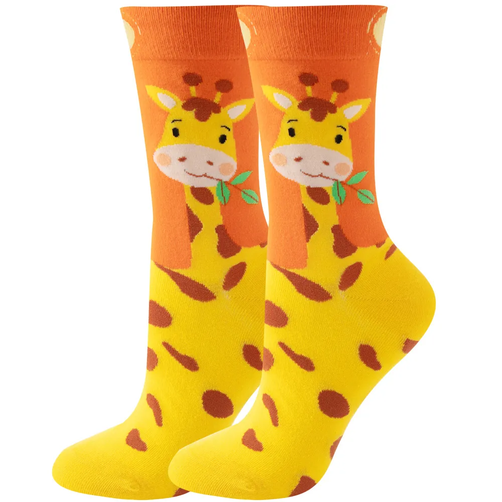 La girafe qui mange des feuilles sur vos pieds. Classe.